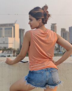 Shamita Shetty Instagram - In a world where you can be anyone , be yourself❤️🥰🧚‍♀️

#sunnyvibes #selflove #focus #metime