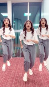 Shilpa Shetty Instagram - Ek ka teen… Ek ka teen… Ek ka teen… 😜😜😜
.
.
.
.
.
#reelsinstagram #reelitfeelit #reelkarofeelkaro #funnyvideos #funnyreels #explore #explorepage #fyp #dancereels #airportlook