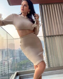 Sunny Leone Instagram - Love love!! Anamika promotions! @mxplayer 

Outfit @labelmannatgupta 
Accessories @arzonai_jewellery 
styled by @hitendrakapopara Assisted by @sameerkatariya92  @tanyakalraaa
Photo editor @sjframes
Makeup- @starstruckbysl