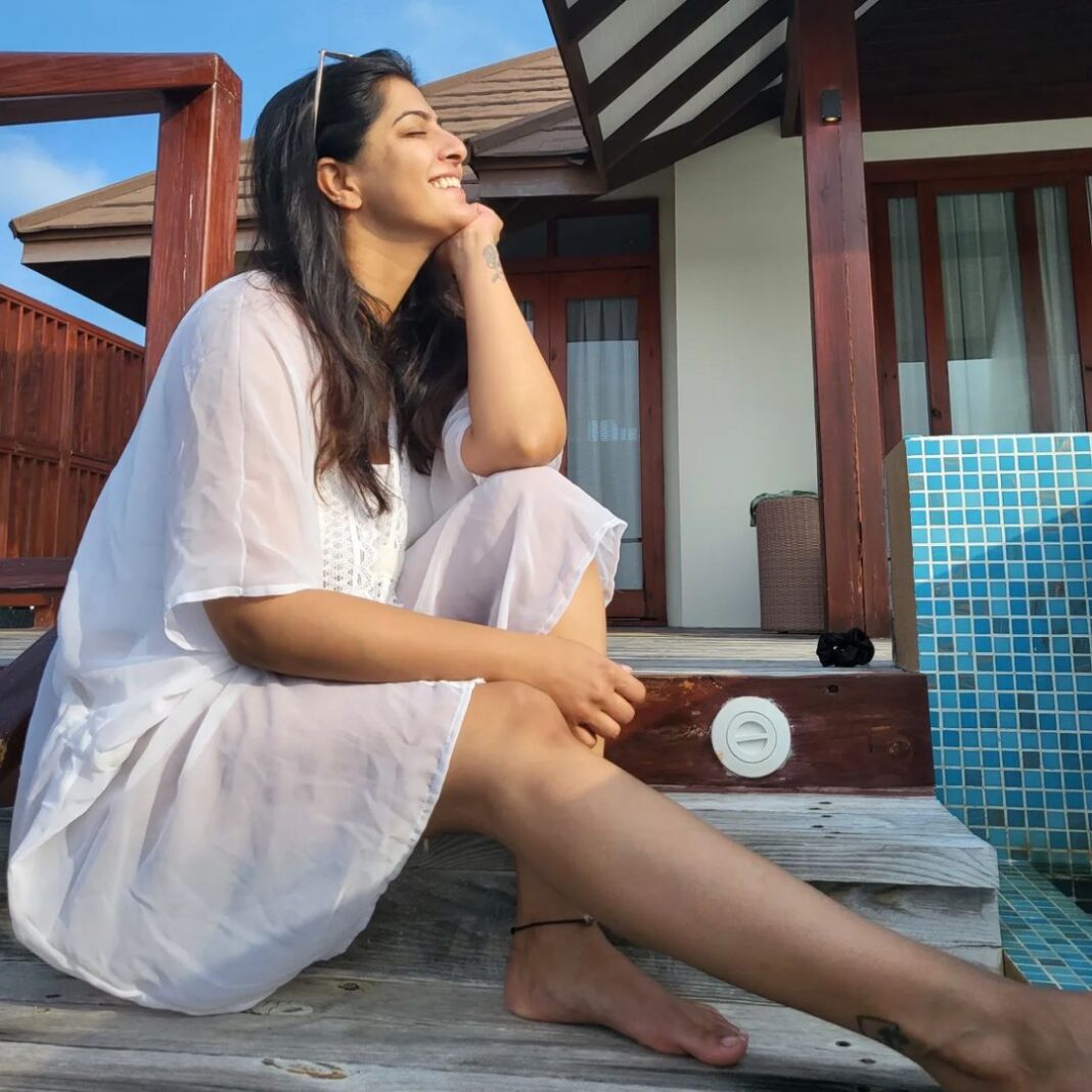 Varalaxmi Sarathkumar Instagram Throwback Beachvibes Maldives Photospam Series Gethu