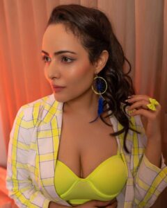 Aanchal Munjal Instagram - I think I like neon these days ! 👄 
Styled by @theanunarang
Wearing @_all_that_jazzz
Shot by @niravthakkarphotography
Hair & MUA @makeupandhairbyupasana
📍@platinumcorp.in