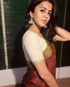 Anjana Rangan Instagram - இனிய தமிழ் புத்தாண்டு நல்வாழ்த்துக்கள்! 🌟❤️
Saree : @kanakadharadrapes