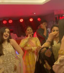 Ankitta Sharma Instagram - ਇਹ ਜ਼ਿੰਦਗੀ ਲਾਸਾਨੀ ਆ, ਇਸ ਨੂੰ.. ਓਏ ਐਵੇਂ ਨਹੀਂ ਗਵਾਈਦਾ, ਪਾਗਲਾ 🥀