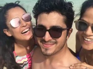 Disha Pandey Instagram - “They say that no matter how old you become, when you are with your siblings, you revert back to childhood”

#happysibblingsday
@xkhush_ 
@theshuk1 
@abir4444 
@xid_shandilya 
@nakshatra.pandey 
@mithuismeeee 
And chikooooo