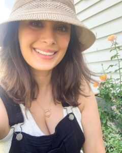 Evelyn Sharma Instagram - Hiii with the changing season it’s time for a new LIVE #GardenTour! 👩🏻‍🌾 Who’ll join me tomorrow for a #livechat on Instagram? 🙋🏻‍♀️💚😍

#gardening #plantlove #changingseasons #evelynsharma