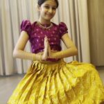 Mahesh Babu Instagram - Sitara's first Kuchipudi dance recital... Couldn't be happier to present it on this auspicious day of #SriRamaNavami. This Shloka speaks of the greatness of Lord Rama! In awe of you my Situ Papa and your dedication to your craft! You make me more and more proud! 😘🤗😘 Immense respect and love to you my little one @sitaraghattamaneni ♥️♥️♥️ Thank you @arunabhikshu garu and @mahathibhikshu for being her teachers of this beautiful dance form 🙏🙏🙏 Wishing all of you a very happy Sri Rama Navami. May your day be as bright and filled with love and light. 🙏🙏🙏