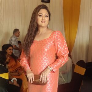 Rekha Krishnappa Instagram - #vijaytvawards2022 
❤️
Costume designed by:  @sanjay__fashionboutique

Hairstyle: 
@muthulakshmi

Makeup: 
@rekhakrishnappa
😜

You can see that I am taking out the name quite often, @sanjay_fashionboutique
but yes it gives me great pleasure to say that the boutique has really talented people so order your dress soon and get your dresses delivered on time.👍🤟✨

Any kind of dress, frocks, gowns, traditional or modern,  mainly blouses with aari work, that's their speciality. 
So order online and get the dress done... Contact them for ideas of styling.👍✨✨
