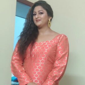 Rekha Krishnappa Instagram - #vijaytvawards2022 
❤️
Costume designed by:  @sanjay__fashionboutique

Hairstyle: 
@muthulakshmi

Makeup: 
@rekhakrishnappa
😜

You can see that I am taking out the name quite often, @sanjay_fashionboutique
but yes it gives me great pleasure to say that the boutique has really talented people so order your dress soon and get your dresses delivered on time.👍🤟✨

Any kind of dress, frocks, gowns, traditional or modern,  mainly blouses with aari work, that's their speciality. 
So order online and get the dress done... Contact them for ideas of styling.👍✨✨