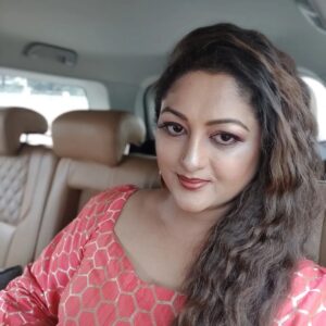 Rekha Krishnappa Instagram - #vijaytvawards2022 
❤️
Costume designed by:  @sanjay__fashionboutique

Hairstyle: 
@muthulakshmi

Makeup: 
@rekhakrishnappa
😜

You can see that I am taking out the name quite often, @sanjay_fashionboutique
but yes it gives me great pleasure to say that the boutique has really talented people so order your dress soon and get your dresses delivered on time.👍🤟✨

Any kind of dress, frocks, gowns, traditional or modern,  mainly blouses with aari work, that's their speciality. 
So order online and get the dress done... Contact them for ideas of styling.👍✨✨