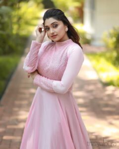 Sija Rose Instagram - Getting the pink blush right 🦩
.
.
Attire : @thaiyalpura 
Jewellery: @pureallure.in 
Makeup: @makeup_by_mariyaaa 
Photographed: @nithin_c_nandakumar  and @pranavraaaj