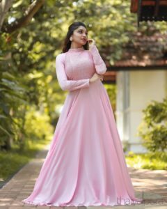 Sija Rose Instagram - Getting the pink blush right 🦩
.
.
Attire : @thaiyalpura 
Jewellery: @pureallure.in 
Makeup: @makeup_by_mariyaaa 
Photographed: @nithin_c_nandakumar  and @pranavraaaj