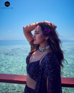 Sonakshi Sinha Instagram - At home in Maldives 💙 For @lifestyleasiaindia Editor-in-Chief: Rahul Gangwani (@rahulgangs_) Photographer: Ajay Kadam (@kadamajay) Video production: Vishwaraj Lokhande (@vishu_lokhande18), Viraj Joshi (@virajjoshiii) Stylist & Creative Director: Mohit Rai (@mohitrai) Hair: Madhuri Nakhale (@themadhurinakhale) Make-up: Savleen Manchanda (@savleenmanchanda) Location: Grand Park Kodhipparu, Maldives (@grandparkkodhipparu) Airline Partner: Go First Airways (@gofirstairways) Artist Media Consultant Agency: Universal Communications (@universal_communications) PR and Marketing agency: Iris Reps India Pvt Ltd (@irisreps) wearing outfits from Kalki Fashion (@kalkifashion) and jewellery from RK Jewellers (@rkjewellers_southex2) #TravelWithLSA