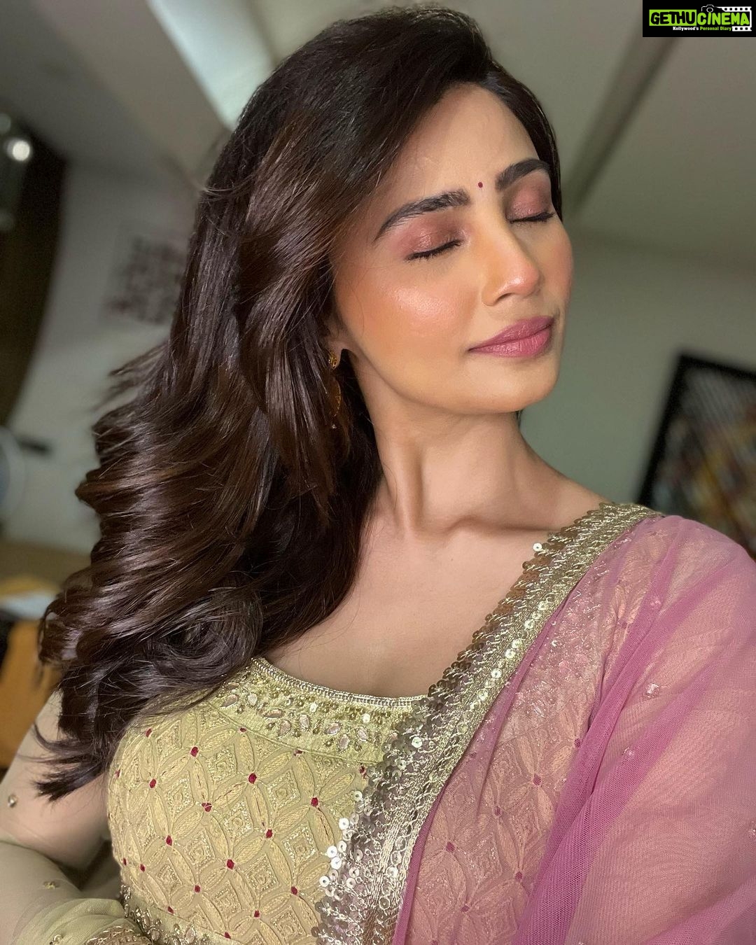 Daisy Shah Instagram - An appreciation post for my Makeup Hair N Outfit ...