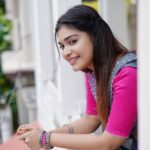 Dharsha Gupta Instagram - 💗💙ஓடும்போது விழுந்து விடுவோம் என்று நினைப்பவனை விட விழுந்தாலும் எழுந்து எழுந்து ஓடுவோம் என்று நினைப்பவனே வெற்றி பெறுவான்💙💗 Saree- @afsha_shopper Pic- @kavinjeyaraj