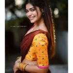 Dharsha Gupta Instagram - 💛🤎வார்த்தைகள் ஏதும் இன்றி அன்பை வெளிப்படுத்தும்  ஒரு அழகிய மொழி புன்னகை💛🤎 #noedit #nomakeup Hairstylist- @abirami.bl Costume- @be_fabulla_ Pic- @arvindkannanphotography