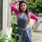 Dharsha Gupta Instagram - 💗💙ஓடும்போது விழுந்து விடுவோம் என்று நினைப்பவனை விட விழுந்தாலும் எழுந்து எழுந்து ஓடுவோம் என்று நினைப்பவனே வெற்றி பெறுவான்💙💗 Saree- @afsha_shopper Pic- @kavinjeyaraj