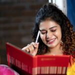 Dharsha Gupta Instagram - 💛💗Use your smile to change the world; don’t let the world change your smile💗💛 Team organized- @____r.e.g.i M&H- @the_new_fashion_parlour @ramyamanickam17 Pc- @lensrajafotos @candy_clik_tamilan Location- @chilambu_pannaiveedu