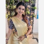 Dharsha Gupta Instagram - 🤍💙Love yourself first and everything else falls into line💙🤍 Saree- @theeasywayshopping
