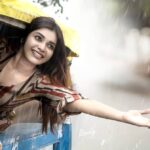 Dharsha Gupta Instagram - 🌧 Nee varum bothu naan maraivena Nee varum bothu naan maraivena ….aa Tharikida tharikida thaa 🌧 Pic- @baranianand