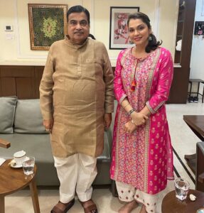 Isha Koppikar Instagram - It was wonderful meeting Hon. Shree @gadkari.nitin ji at his residence today.

#ishakoppikarnarang #nitingadkari #insights #inspiration #motivation