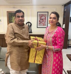 Isha Koppikar Instagram - It was wonderful meeting Hon. Shree @gadkari.nitin ji at his residence today.

#ishakoppikarnarang #nitingadkari #insights #inspiration #motivation