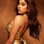 Janhvi Kapoor Instagram - 💡 GOLDEN state of mind 💫 This season #Glamforthegram with @nykaabeauty and seek what sets your soul on 🔥 #NykaaBeauty #NykaaCosmetics #Nykaa