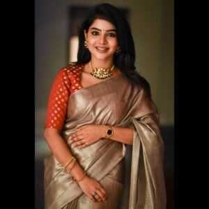 Pavithra Lakshmi Instagram - Thank you #luxuryaffair for honouring me with "HEARTHROB OF THE YEAR" honestly I don't know if that's right. But extremely grateful thay I have won some amazing hearts.
Styling : @shimona_stalin
Wearing : @knotweddinghouse
Jewels : @aarvee.chennai