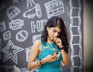 Pavithra Lakshmi Instagram - Yeah I can be looking into my mobile screen tho there's nothing in it😂