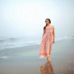 Pearle Maaney Instagram - When the waves hit the shore... erasing its past... Through my feet I let it, Take away all that’s not mine... ❤️ @sanu_mohammed photography