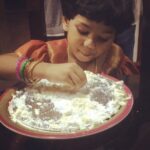 Pearle Maaney Instagram - Meet miss.Kalavaani She is teaching us how to "FOCUS". 😂😎 #christmas #cake #cuteface