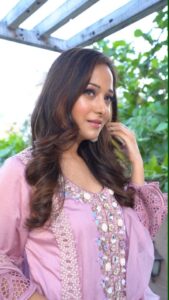 Preetika Rao Instagram - Chand ka Intezaar🌙😊

Label : @hananjafry 
Vid : @tanvitaufu
Look : @makeoverbyheenakhan 

#eid2022 #chandmubarak #trendingsong❤️ #makeupartistmumbai #bridalmakeupartist #eidindia