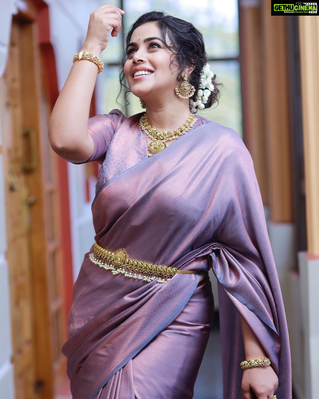 Shamna Kasim Dons A Maroon And Gold Silk Saree On Baby Shower, Her  Pregnancy Glow Is Unmissable