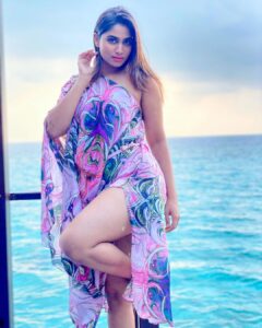 Shivani Narayanan Instagram - Take me Back 🔥
Wearing @sidneysladen