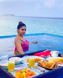 Shivani Narayanan Instagram - Hello Weekend ❤️
#floatingbreakfast