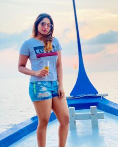 Shivani Narayanan Instagram - Sunset Cruise🍹 #maldives