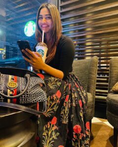 Shivani Narayanan Instagram - Life is better with a Coffee ☕️♥️
Hair color and Styling @voltstylebar