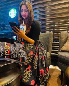 Shivani Narayanan Instagram - Life is better with a Coffee ☕️♥️
Hair color and Styling @voltstylebar