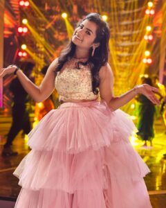 Sivaangi Krishnakumar Instagram - Nadamadum Birthday cake 🤪🎂 
PC : @sarath_kpy 
Styling - @anushaa13
Outfit:
@magnoliaabyvaaniraghupathy
Footwear- @feeltwenty