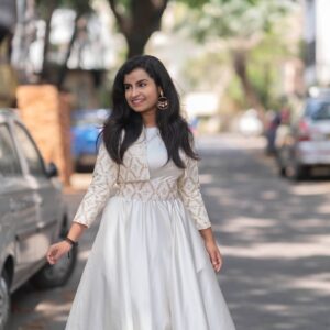 Sivaangi Krishnakumar Instagram - For Vijay Television Awards🥰
White dress pota beauty michavangallam...neengale fill ponnikonga😂
Outfit: @annamstudio
PC : @cyril_eanastein