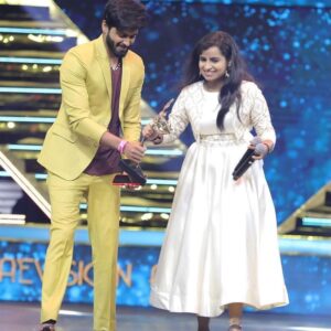 Sivaangi Krishnakumar Instagram - For Vijay Television Awards🥰
White dress pota beauty michavangallam...neengale fill ponnikonga😂
Outfit: @annamstudio
PC : @cyril_eanastein