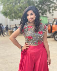 Sivaangi Krishnakumar Instagram - ❤️🤩
Wearing @styl_chennai
PC @vikram__offi