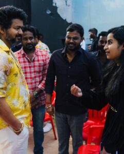 Sivaangi Krishnakumar Instagram - And this happened 🥶 in the sets of jolly o jhymkhana🌟 Thankyou #Thalapathy for the kind words❤️ @sivakarthikeyan anna ungalku evlo nandri sonnalum pathathu❤️ @jagadish_palanisamy