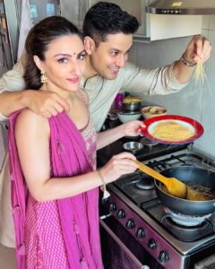 Soha Ali Khan Instagram - Wishing you and your families peace and prosperity and a very joyous Eid al-Fitr #eidmubarak ❤️