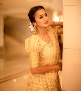 Anjana Rangan Instagram - When @camerasenthil clicks I just cannot post just one photo! I #photodump ❤️❤️ Wearing half white and gold lehenga from @magicbyjeeni 🤩 Which one is ur fav ?! 1,2, 3 or 4?! Mine is 2 🤩