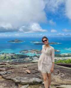 Ashwathy Warrier Instagram - Traveller mode 🧳🕶🌞 
#travel #travelling #sun #explore #experience #new #adventure #sand #beach #capoliatrail #view #travelpartner #bluesky #ontopoftheworld