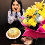 Bhumi Pednekar Instagram - Couldn’t have had a better start to the day as I grow a year older...with work and the ones I love ❤️ Thank you already for all the birthday love 😘 @sumitrapednekar @samikshapednekar #swapnil #upi Lucknow, Uttar Pradesh