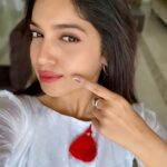 Bhumi Pednekar Instagram - Finished my 18 hour night shoot.. Drove from Pune to Mumbai,on 2 hours of sleep and now am off to pune again to shoot at night.Am crazy tired but this feeling makes it all worth it. Go exercise your right... Go Vote 🙏🏻🇮🇳 #elections2019 #govote #voteforabetterfuture #empowered