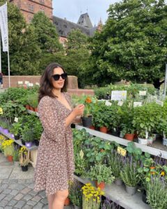 Evelyn Sharma Instagram - Always my favourite stall at the farmers market.. 🪴💐