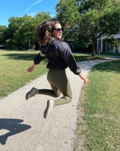 Evelyn Sharma Instagram - PROMO ALERT 🚨 There’s nothing like great active wear to spend your holiday jumping through the air! 🤩 Love @stronger 💯 cause they are super comfy and responsibly made from recycled material! ♻️ Get yours now with my #discountcode SHARMA20 ‼️🤩

#strongermoments #stronger #postnatal #mommylife #evelynsharma #selflove #loungewear #sponsored