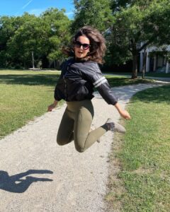 Evelyn Sharma Instagram - PROMO ALERT 🚨 There’s nothing like great active wear to spend your holiday jumping through the air! 🤩 Love @stronger 💯 cause they are super comfy and responsibly made from recycled material! ♻️ Get yours now with my #discountcode SHARMA20 ‼️🤩

#strongermoments #stronger #postnatal #mommylife #evelynsharma #selflove #loungewear #sponsored